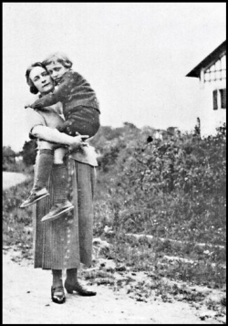 Barthes dans les bras de sa mère, Bayonne, vers 1923.
